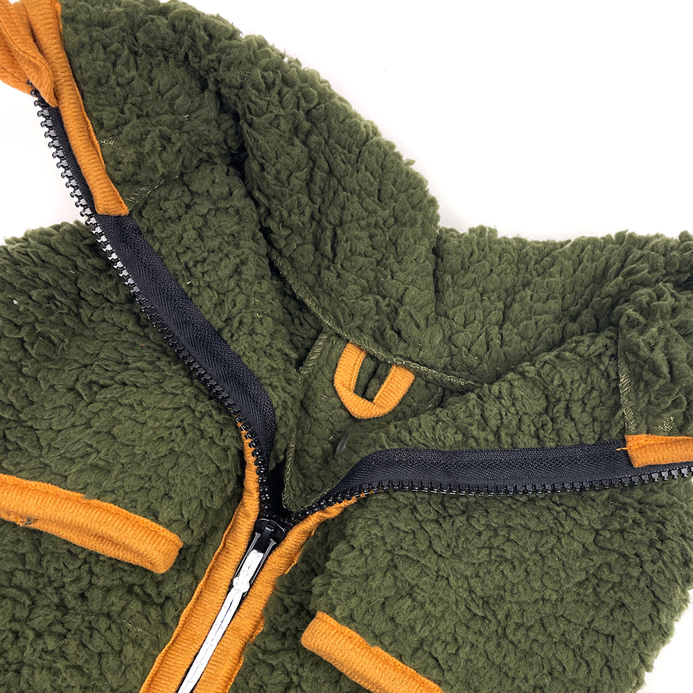 Close-up of the Pine/Yuzu sherpa fleece, zipper and trim